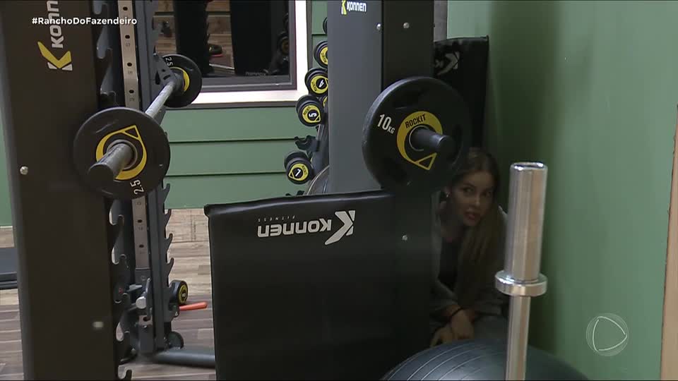 Saory se esconde para não ajudar Rayane nos tratos | A Fazenda 17