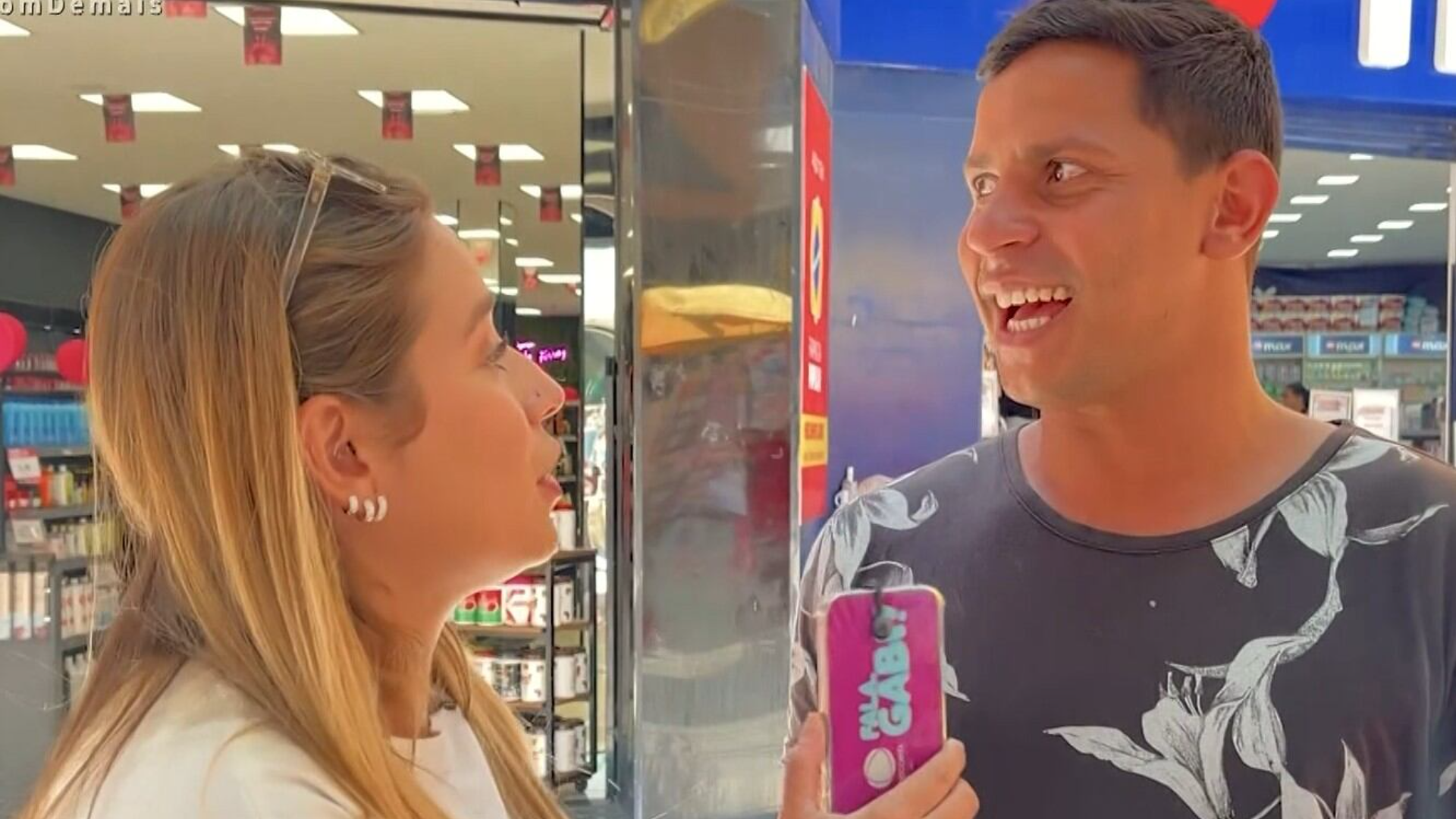 Gabiroba faz desafio musical com a galera no calçadão de Belford Roxo (RJ)