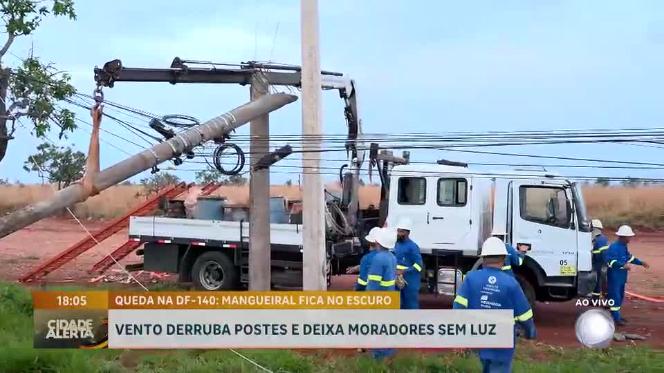 Temporal com ventos fortes derruba mais de dez postes na DF-140 e deixa áreas sem energia