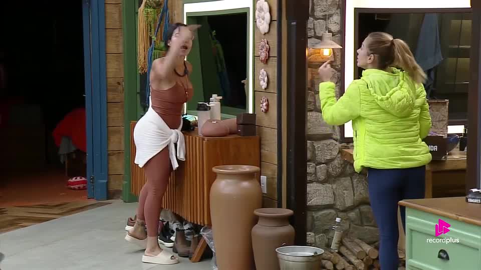 Tàmires Assîs cobra Maria Caporusso e as duas discutem na Sede | A Fazenda 17