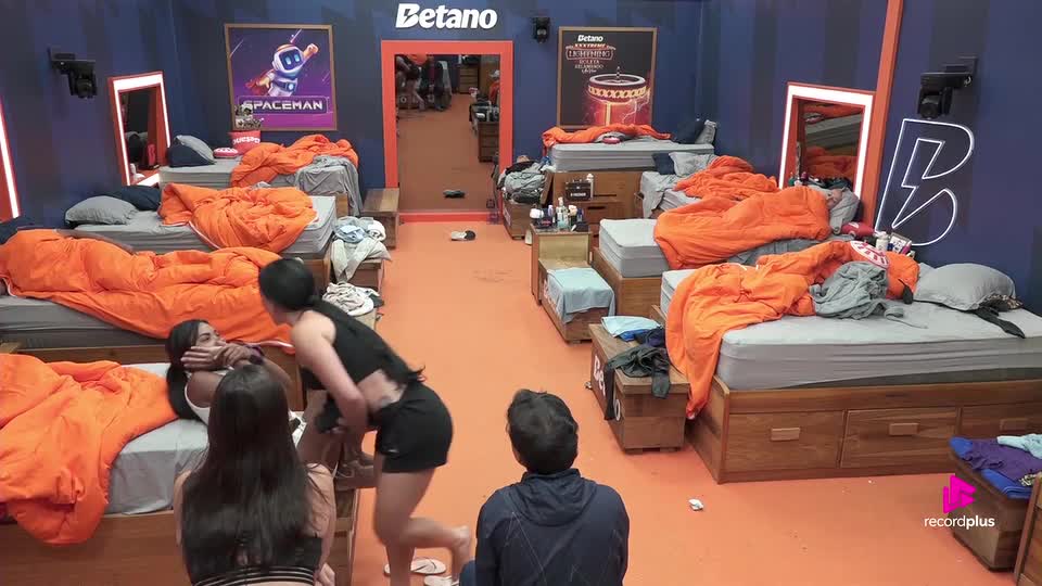 Carol e Rayane brigam na Sede: 'Sua mãe tem vergonha de você' | A Fazenda 17