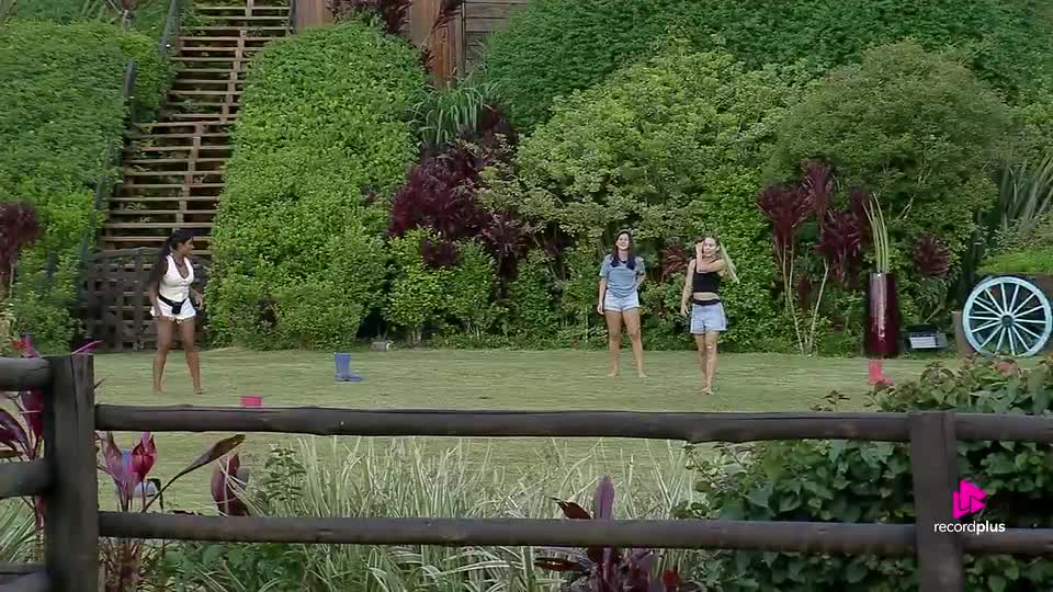 Carol e Saory enfrentam Mesquita e Duda em partida de queimada no pasto | A Fazenda 17