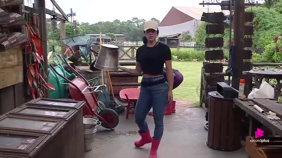 Sem trégua! Rayane desce para o trato, mas alfineta Saory: 'Está tudo sujo' | A Fazenda 17