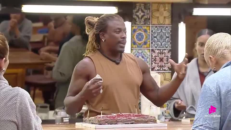 Créo se emociona ao comemorar mêsversário de filha | A Fazenda 17