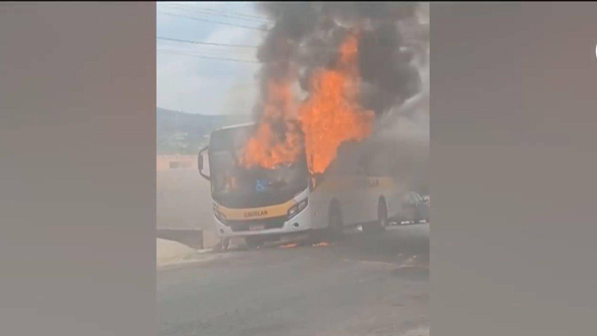 Ônibus escolar pega fogo e atinge fiação elétrica na região metropolitana de SP