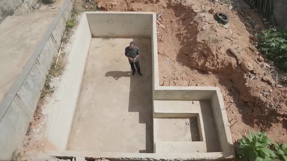 Blitz Record: Empresário aguarda há sete meses por piscina não entregue em Ibirité (MG)