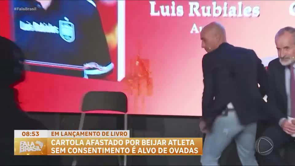 Luis Rubiales é atingido por ovos em evento de lançamento de livro