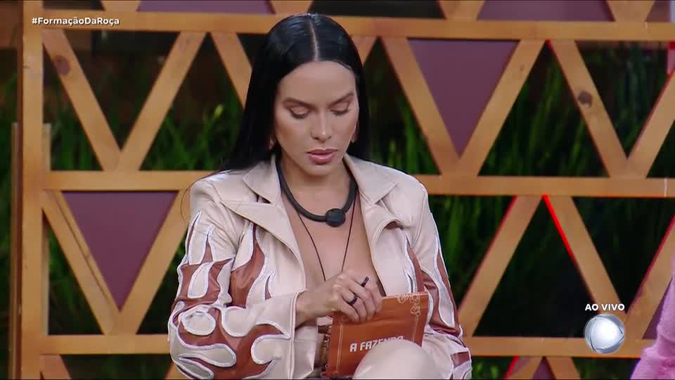 Tàmires abre o Lampião dos Poderes durante a formação na Roça | A Fazenda 17