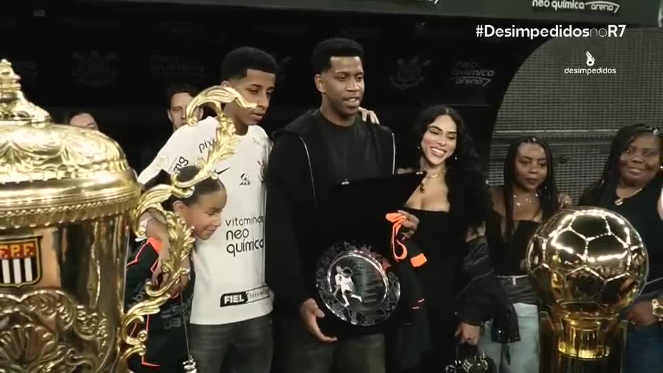 Gil recebe homenagem emocionante do Corinthians antes de clássico com o São Paulo