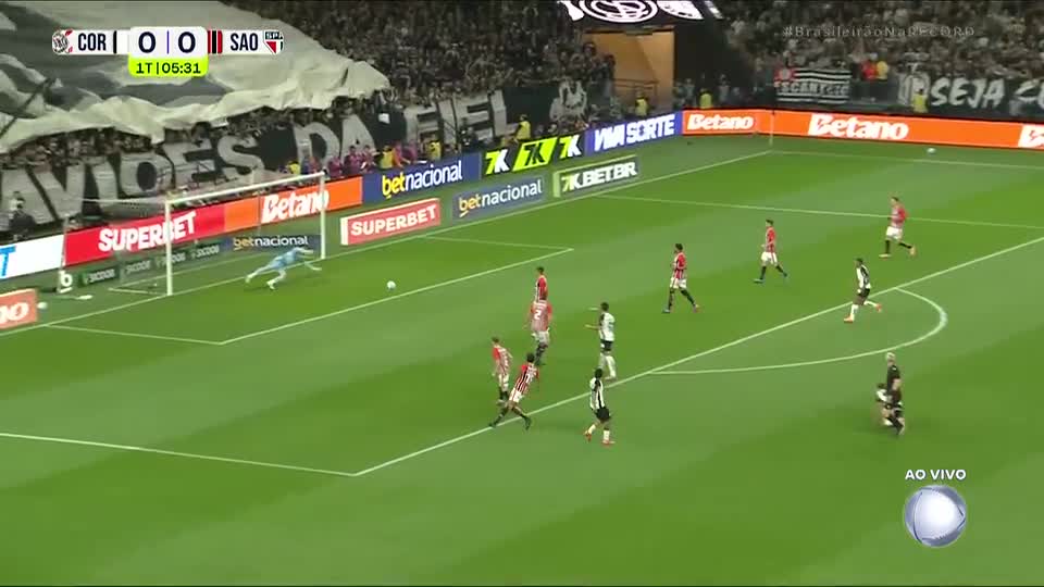 Matheus Bidu arrisca de fora da área e quase marca golaço para o Corinthians