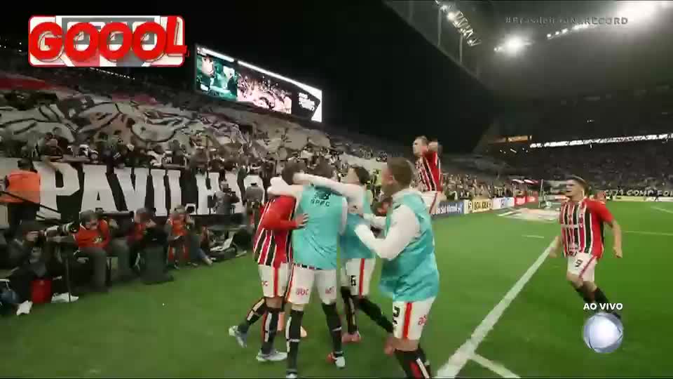Gol do São Paulo! Tapia sobe mais alto que a zaga do Corinthians e faz de cabeça