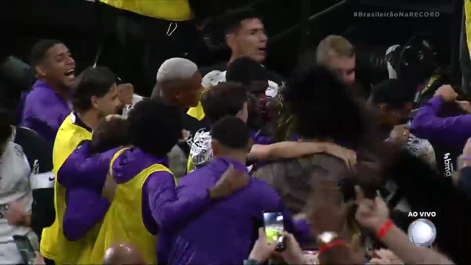 Gol do Corinthians! Vitinho acerta 'chutaço' na trave e Yuri Alberto marca no rebote