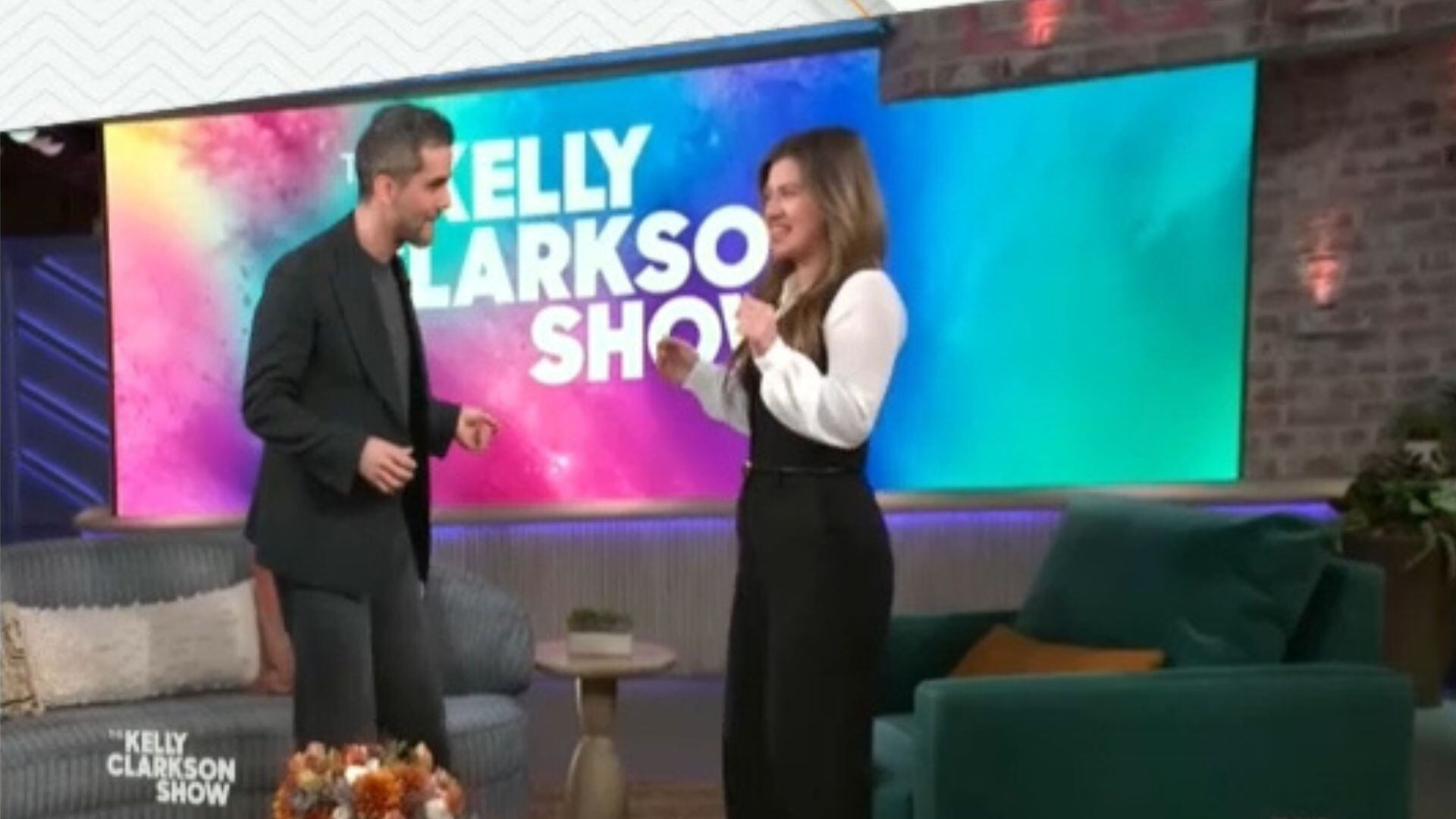 Cotado ao Oscar, Wagner Moura coloca Kelly Clarkson para sambar em programa de TV