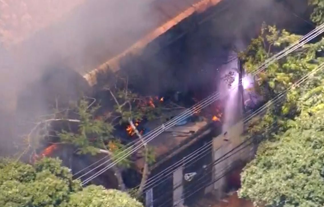 Casa De Desenho Animado Que Está Pegando Fogo Vetor PNG , Design De Adesivo  Com Casa De Desenho Animado Em Chamas Isolada, Adesivo Imagem PNG e Vetor  Para Download Gratuito, image size:1135x724