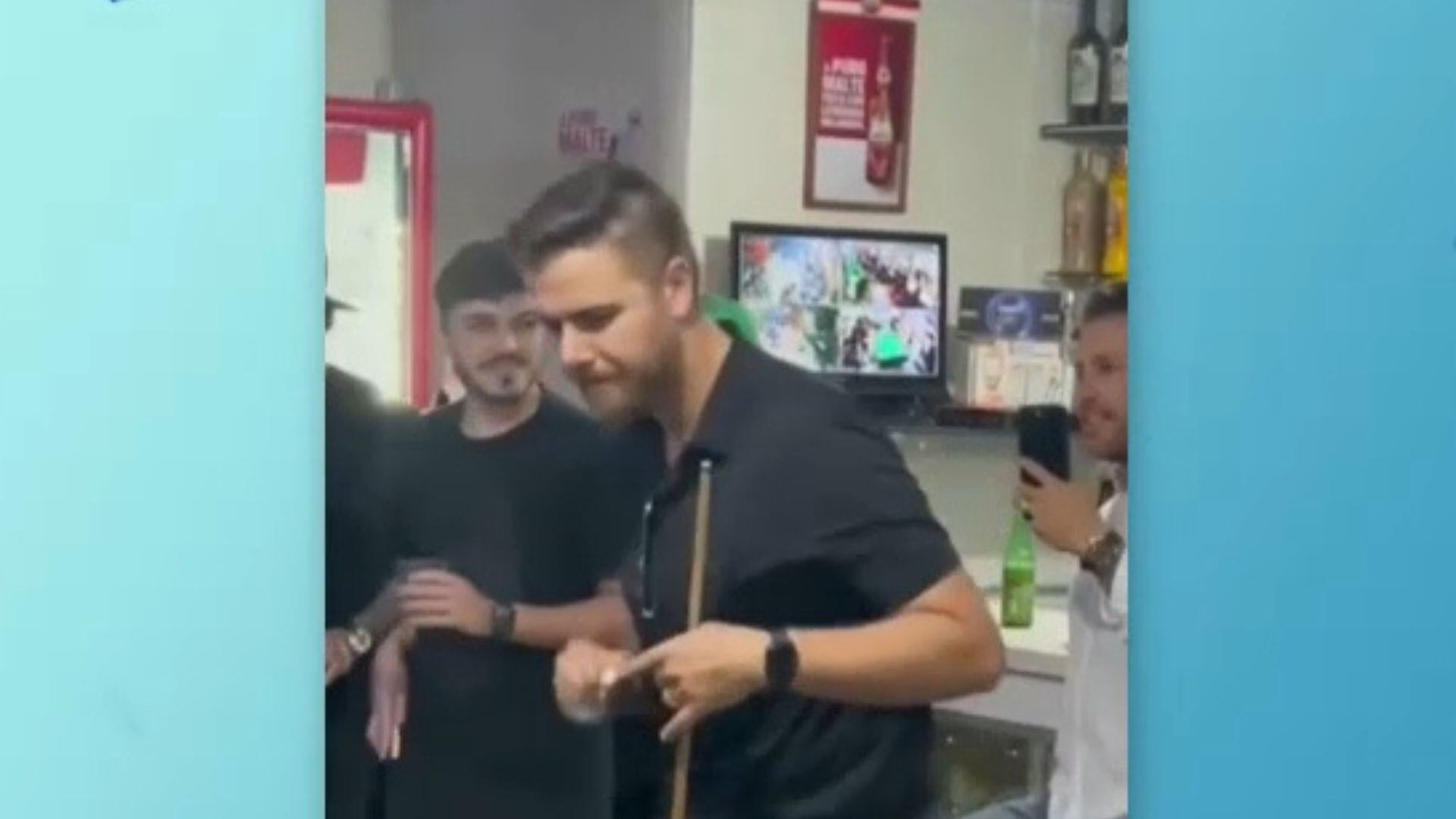 Zé Neto é flagrado jogando sinuca em bar de Curitiba (PR)
