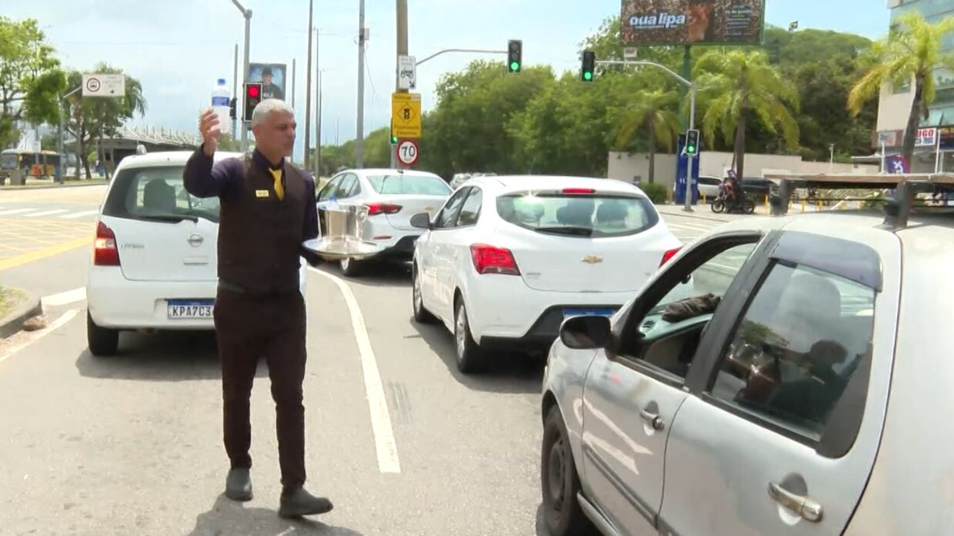 'Maitre do sinal': Trabalhador ganha vida vendendo água nas ruas do Rio de Janeiro