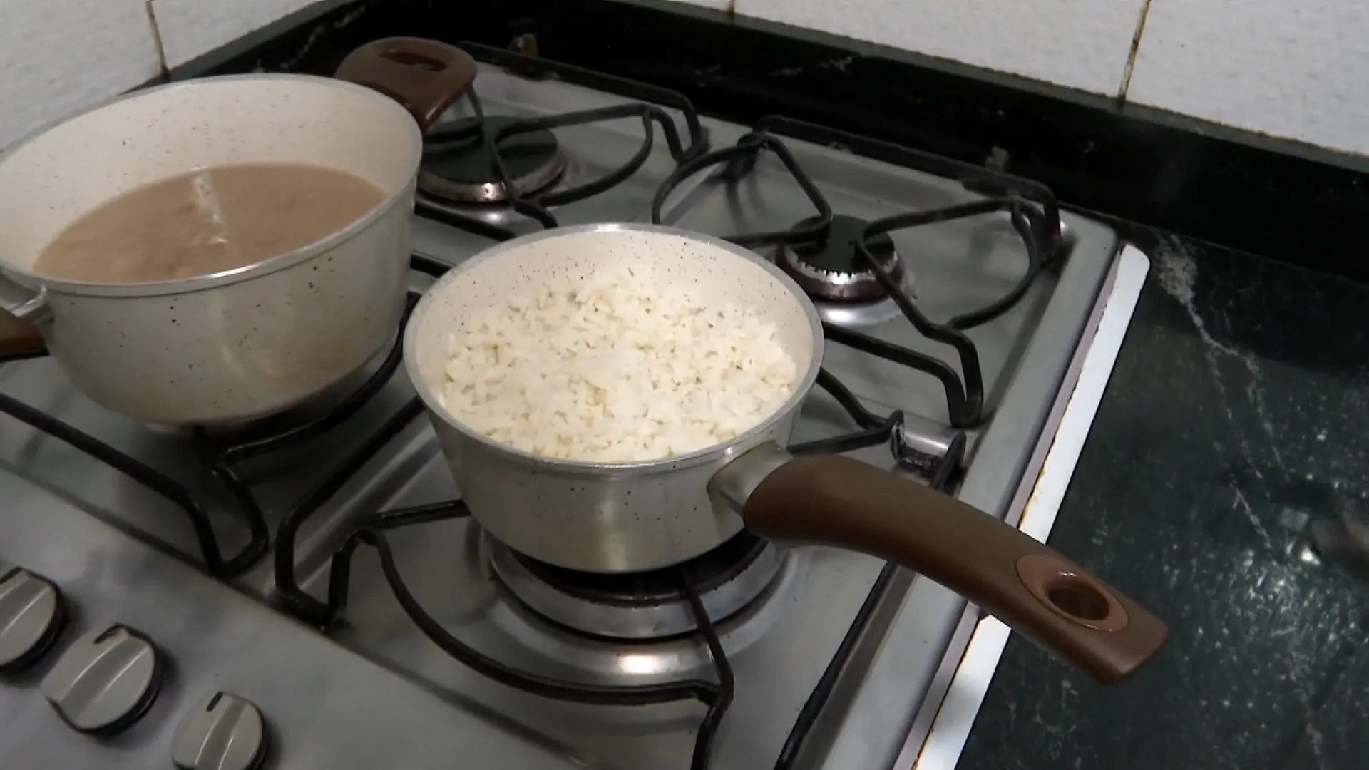 Casal é hospitalizado após comer alimento deixado no fogão