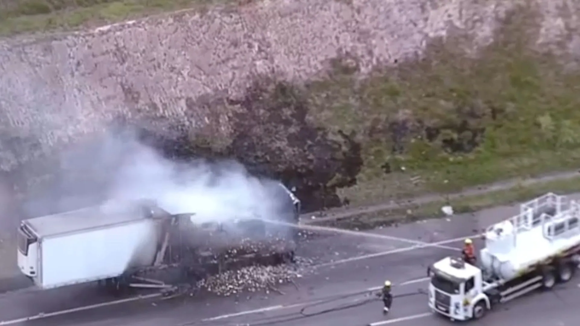 Caminhão pega fogo em rodovia de São Paulo
