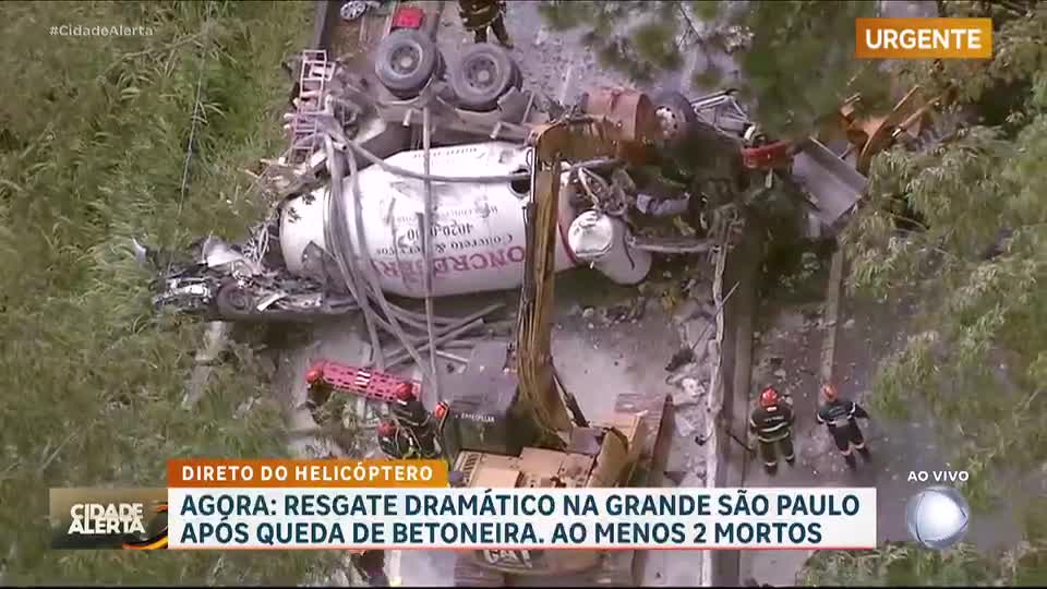 Betoneira cai sobre carros e deixa dois mortos em rodovia na Grande SP