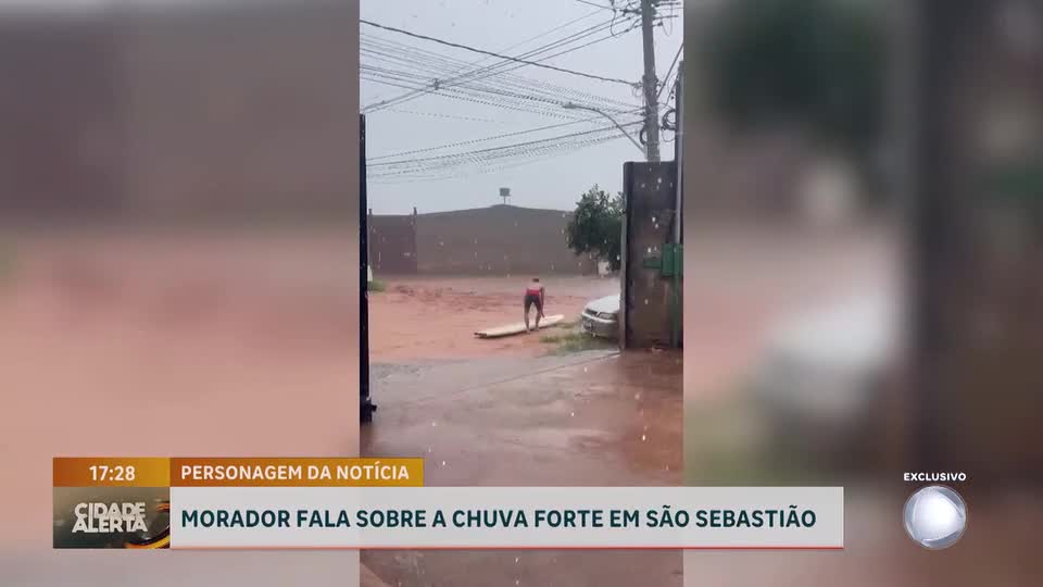 Morador usa prancha e surfa em enxurrada durante temporal em São Sebastião (DF)