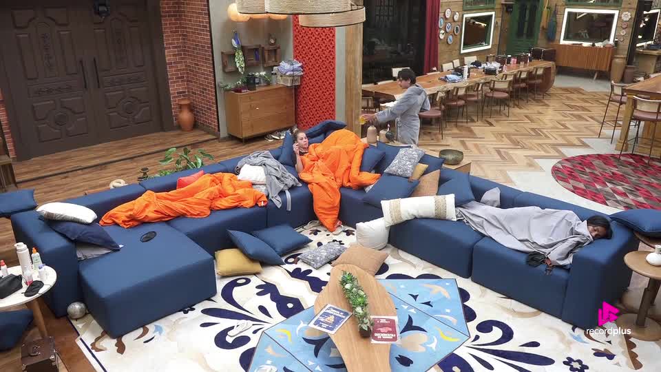 Após briga, Dudu Camargo é ignorado por Saory Cardoso e come sozinho | A Fazenda 17