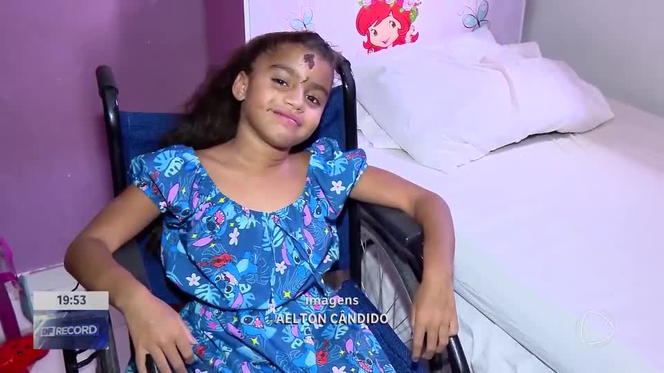 Menina recebe alta e comemora aniversário de nove anos após ser atropelada no Gama (DF)