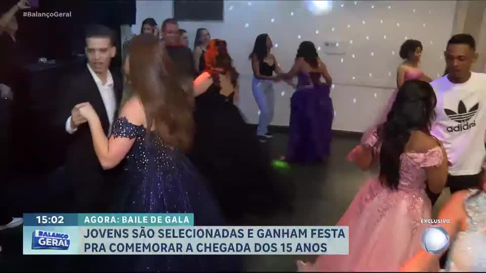 Jovens são selecionadas e ganham festa para comemorar a chegada dos 15 anos