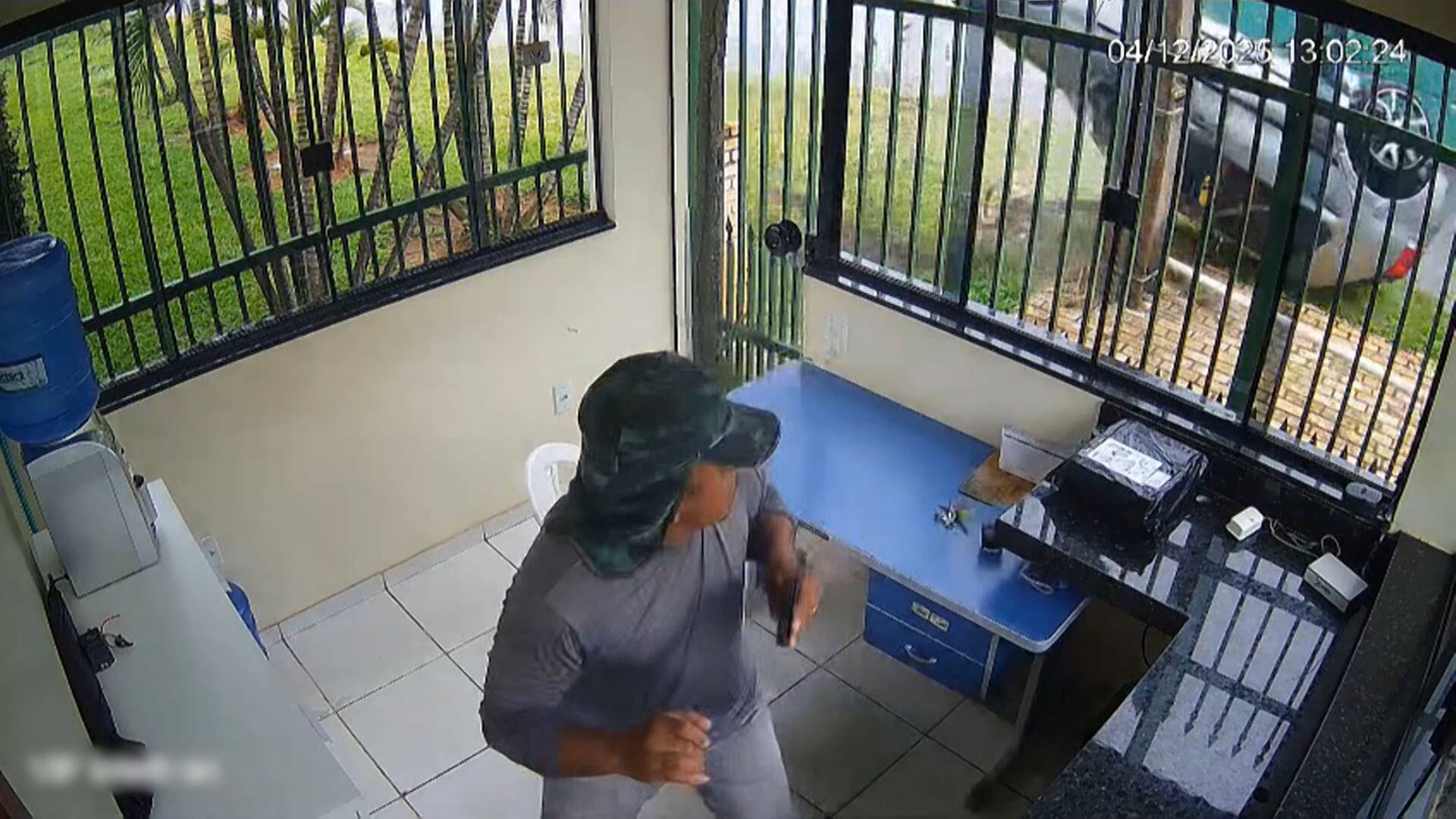 Motorista de carro bate em ônibus, roda na pista e capota