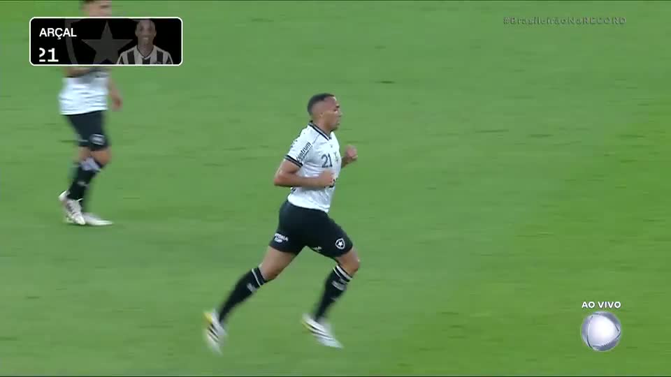 Gol do Botafogo! Matheus Pereira se atrapalha e entrega posse que termina em gol de Marçal