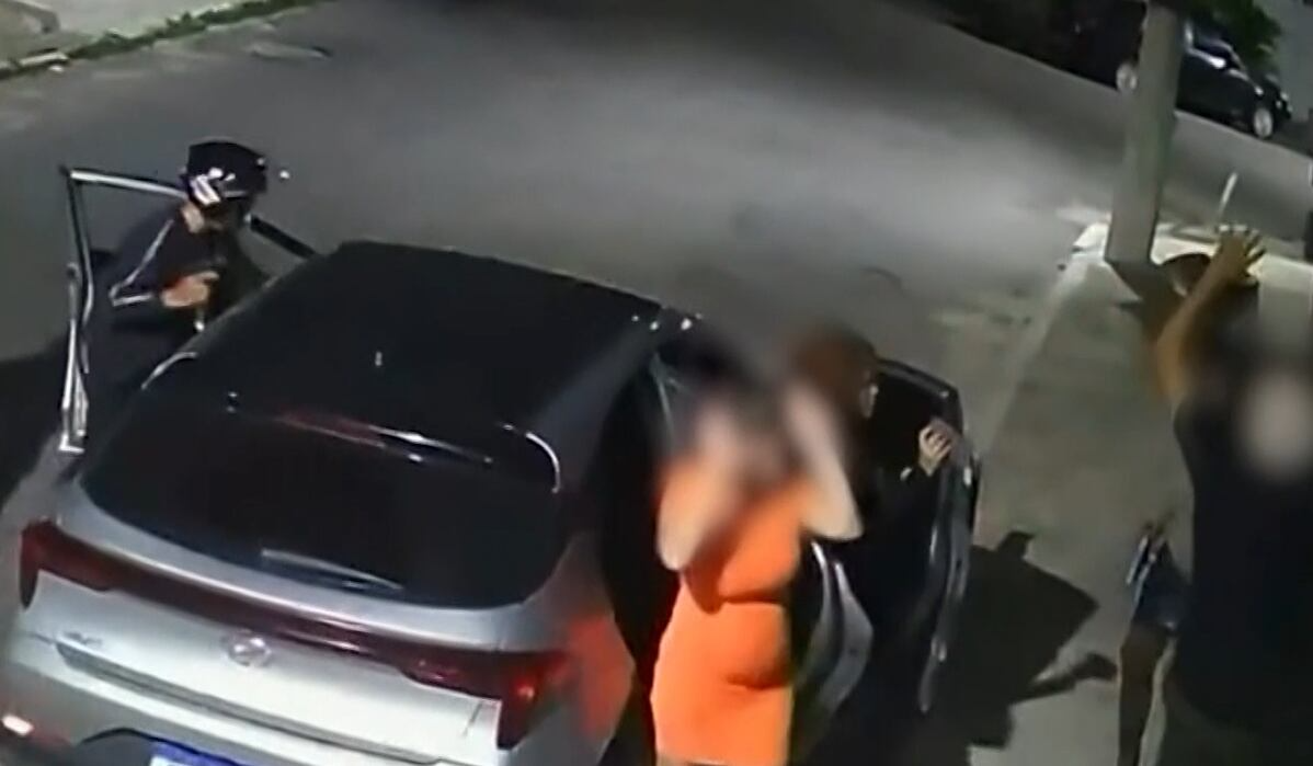 Criminosos abordam família, roubam carro e ameaçam até mulher grávida no RJ