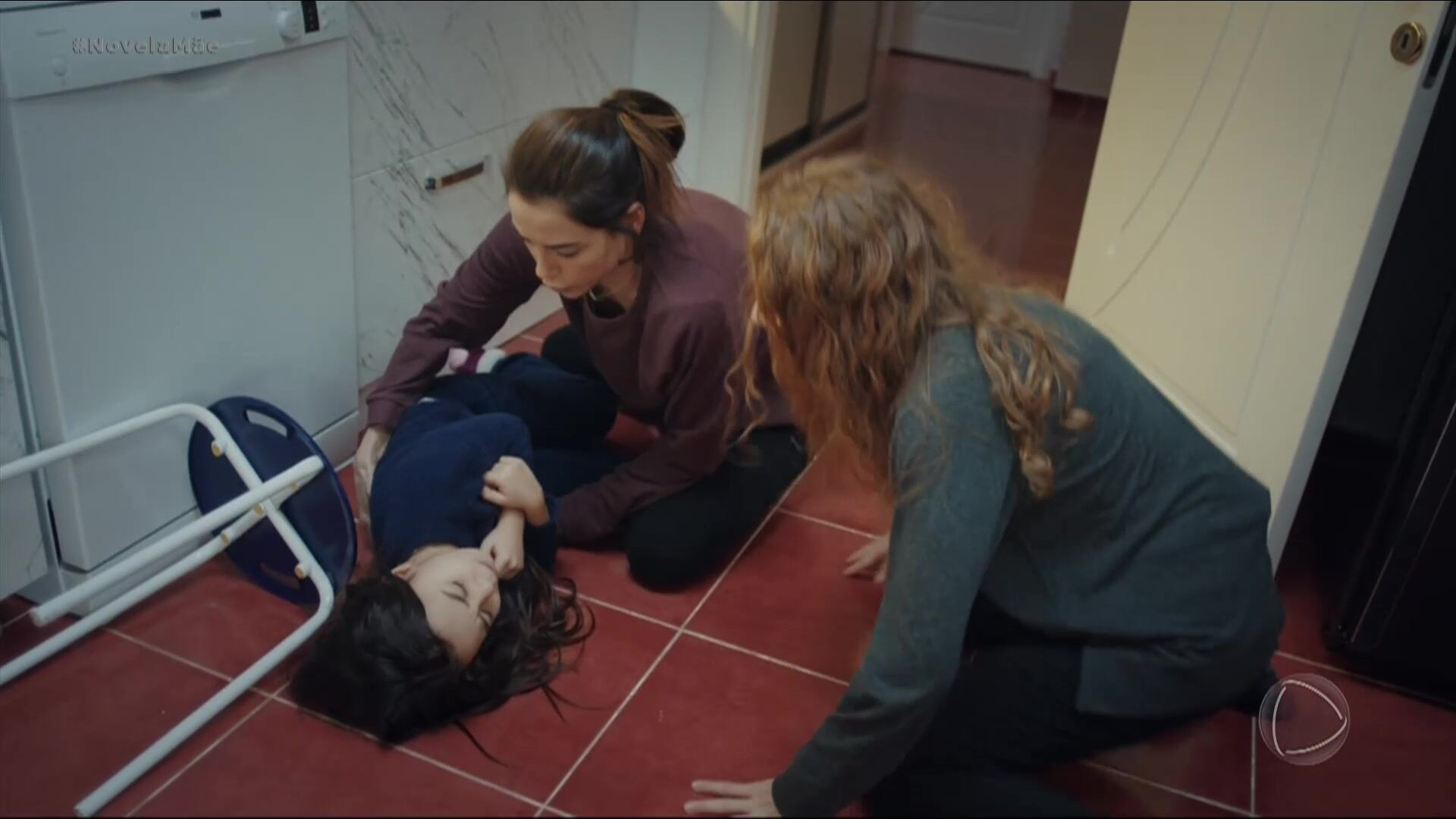 Melek sofre uma queda e preocupa Zeynep | Mãe