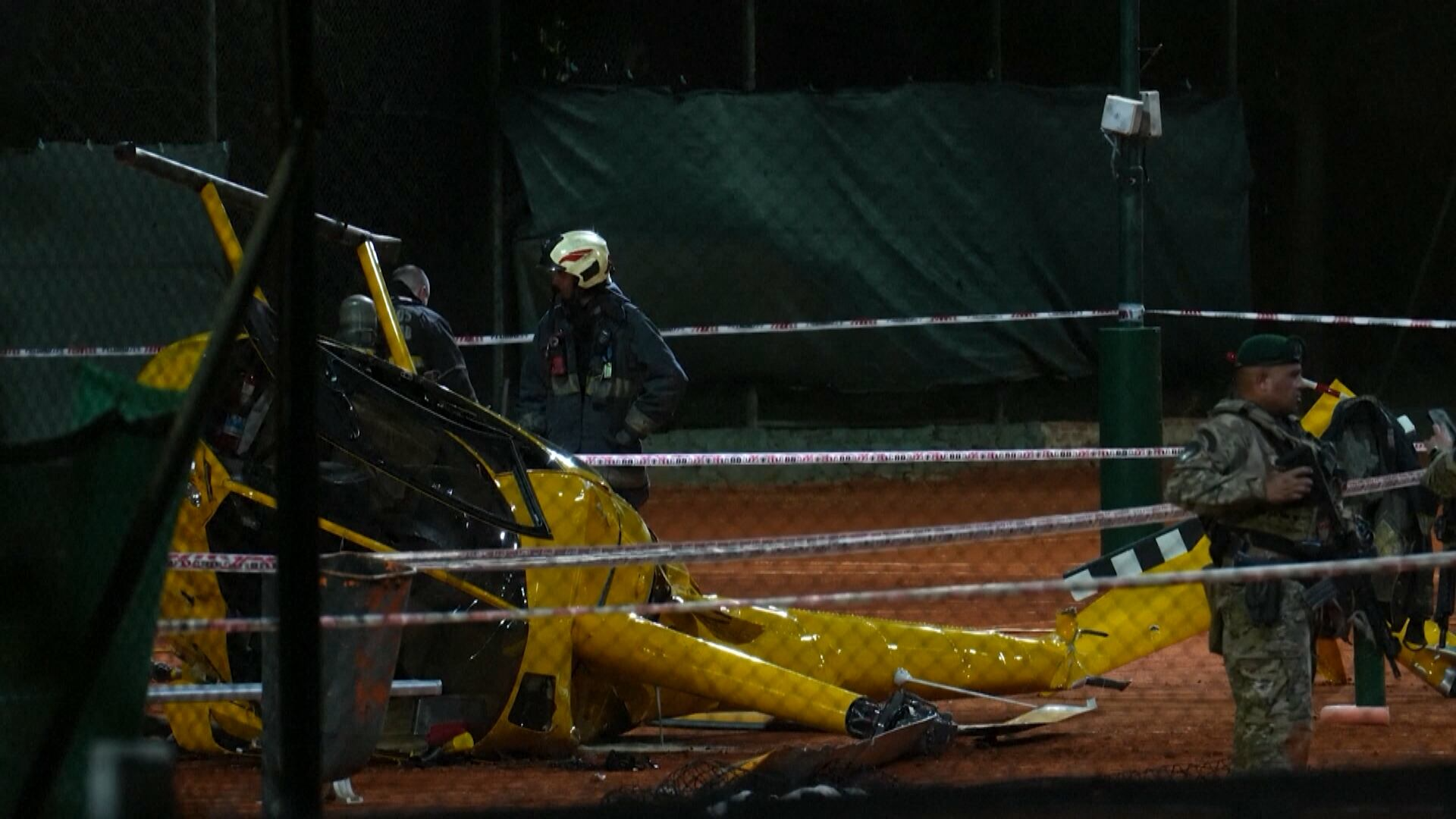 Helicóptero apresenta falha mecânica e cai em quadra de tênis em Buenos Aires