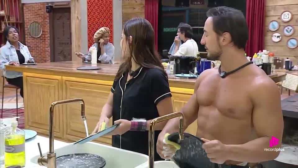 Carol chama Mesquita de 'macho escroto', e o peão retruca: 'Você não tem argumento' | A Fazenda 17