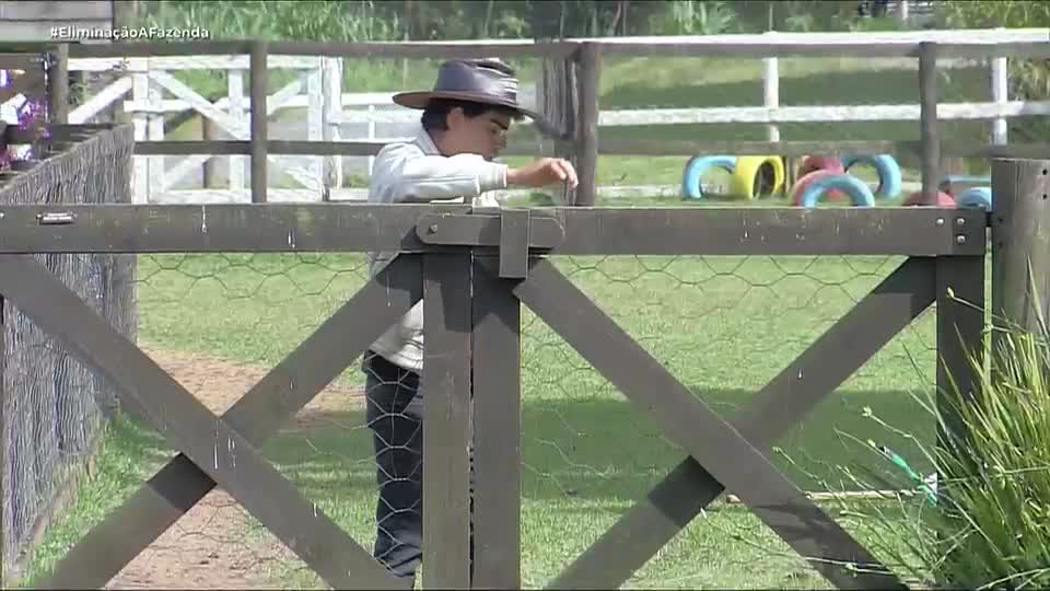 Dudu se atrasa para alimentar o cavalo e gera punição | A Fazenda 17