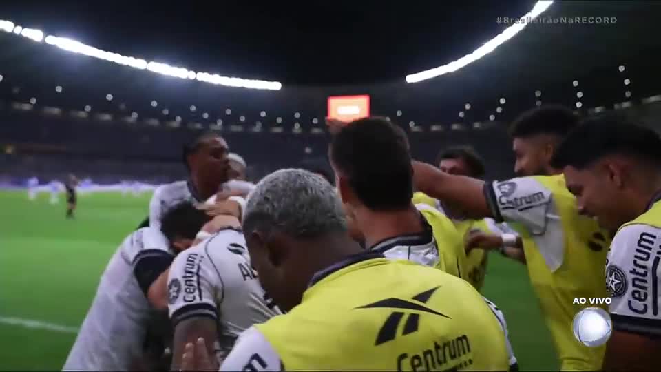 Gol do Botafogo! Daronco é chamado ao VAR, marca pênalti e Alex Telles converte