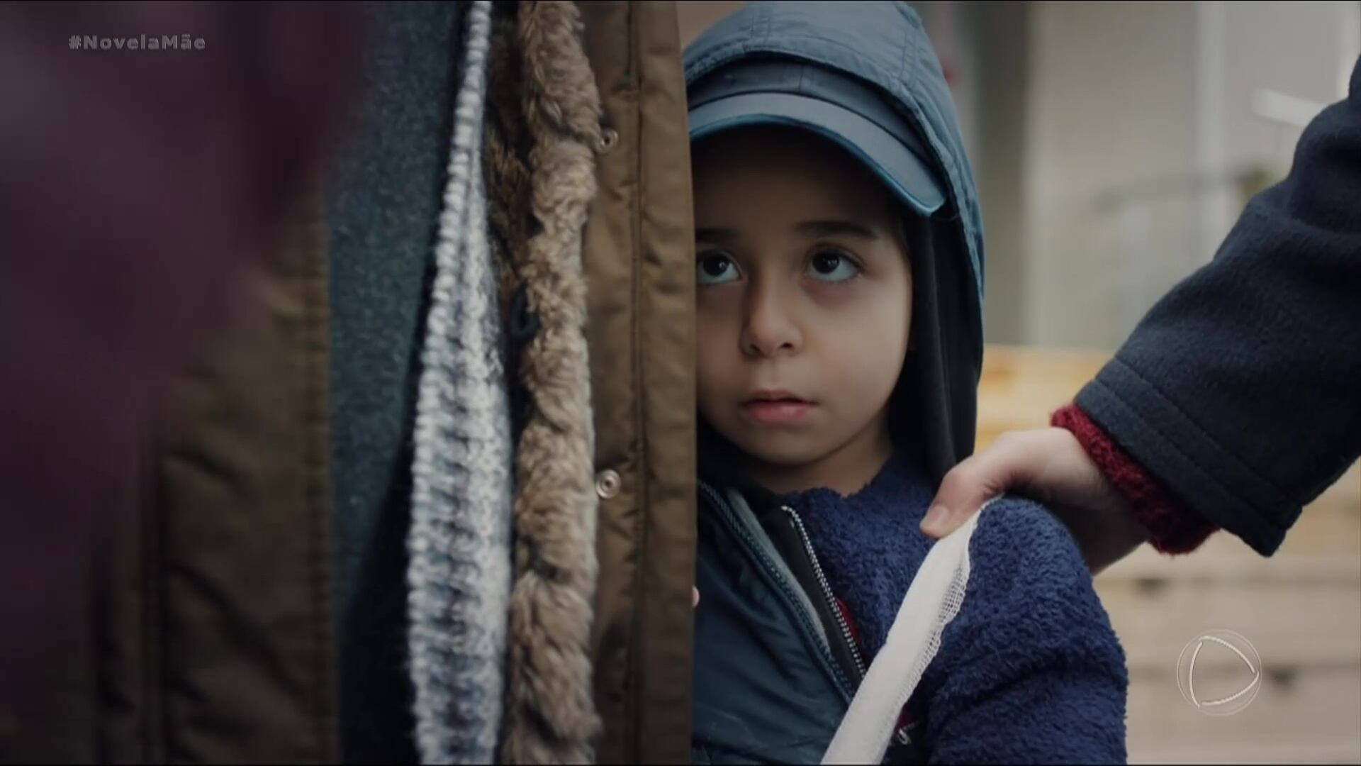 Sule ameaça bater em Melek ao ver a filha com Zeynep | Mãe