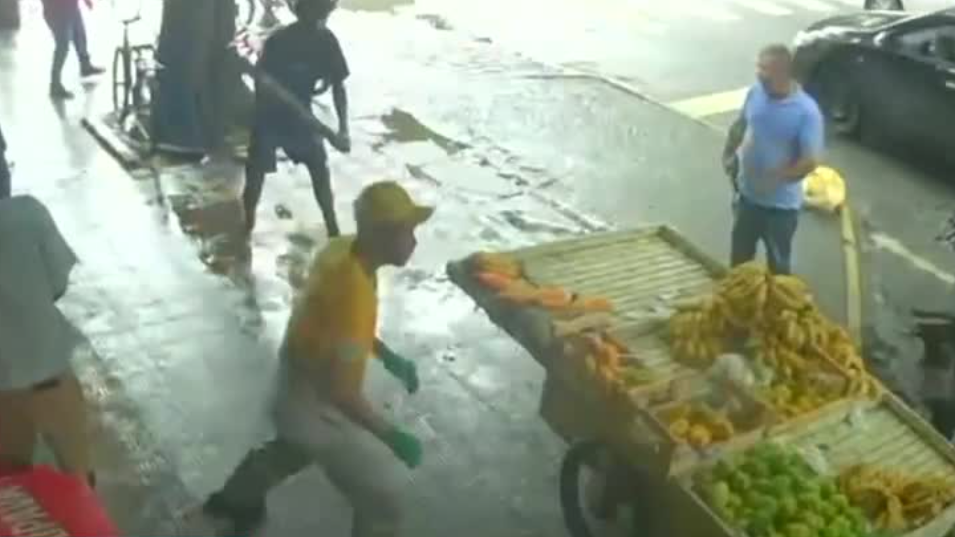 Gari é agredido com pedaço de pau após 'atrapalhar' roubo de bicicleta em MG