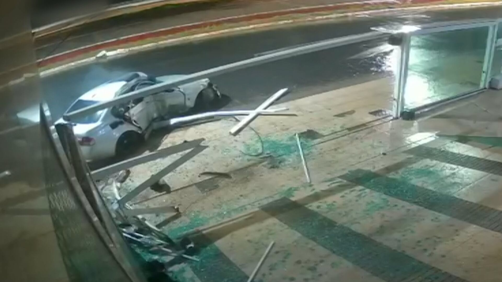 Carro desgovernado destrói garagem de condomínio