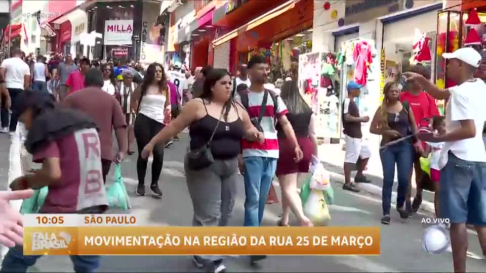 Rua 25 de Março, em São Paulo, tem movimento intenso com aproximação das festas de fim de ano