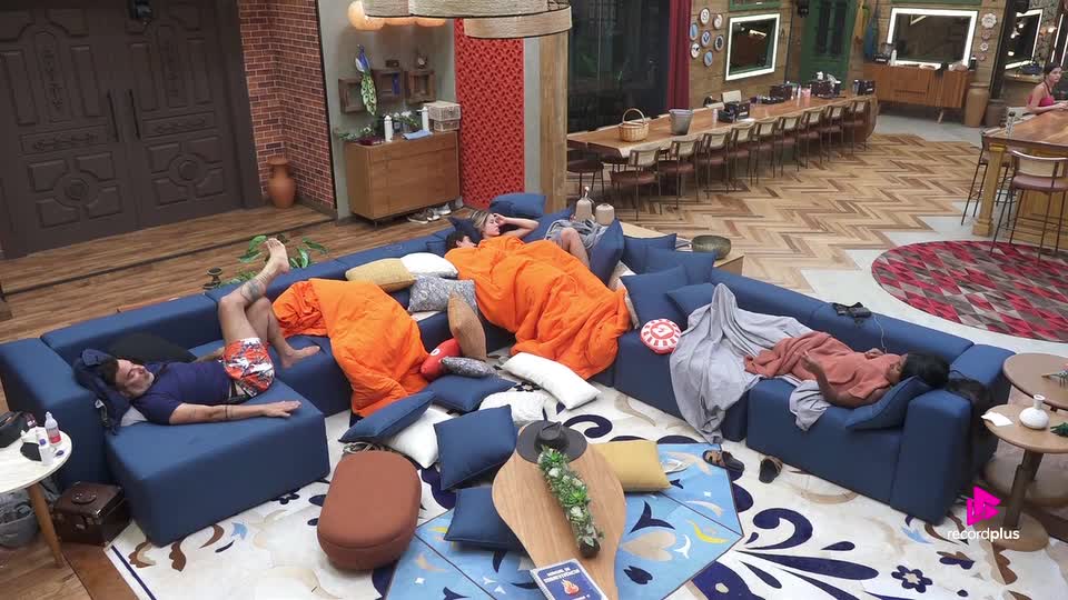 Carol rapper: modelo canta Racionais MC's enquanto espera pelo Rancho | A Fazenda 17