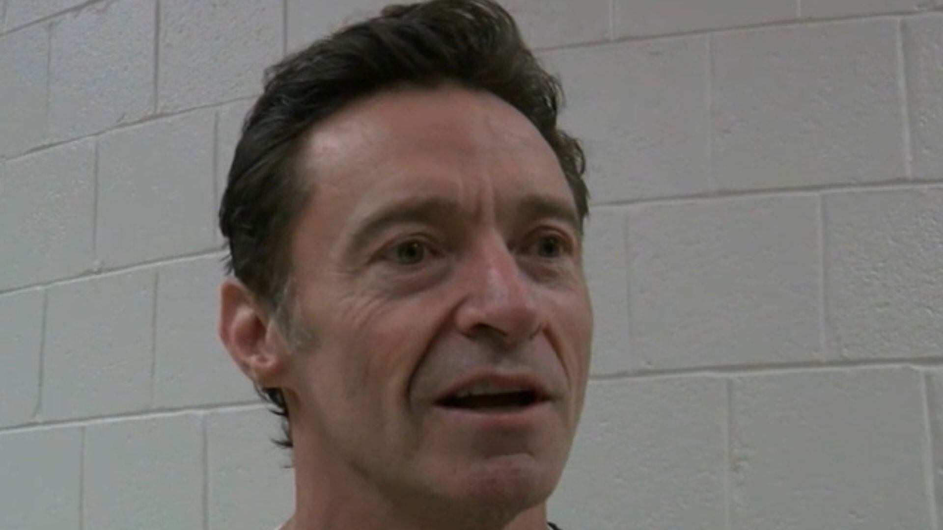 Hugh Jackman serve sorvete e visita escola para divulgar novo filme com Kate Hudson