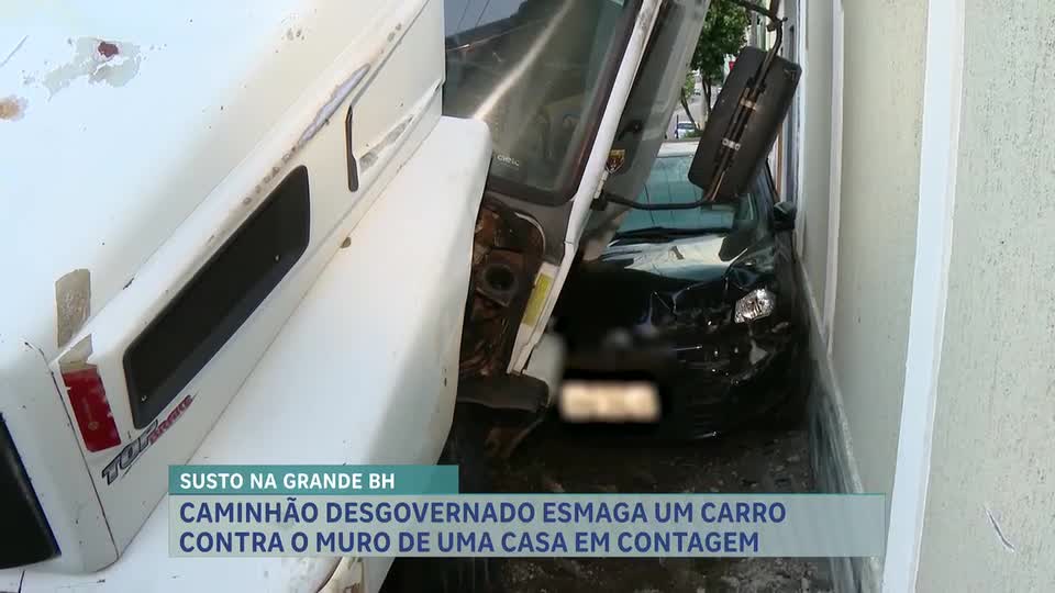 Caminhão desgovernado esmaga carro contra muro de casa em Contagem (MG)