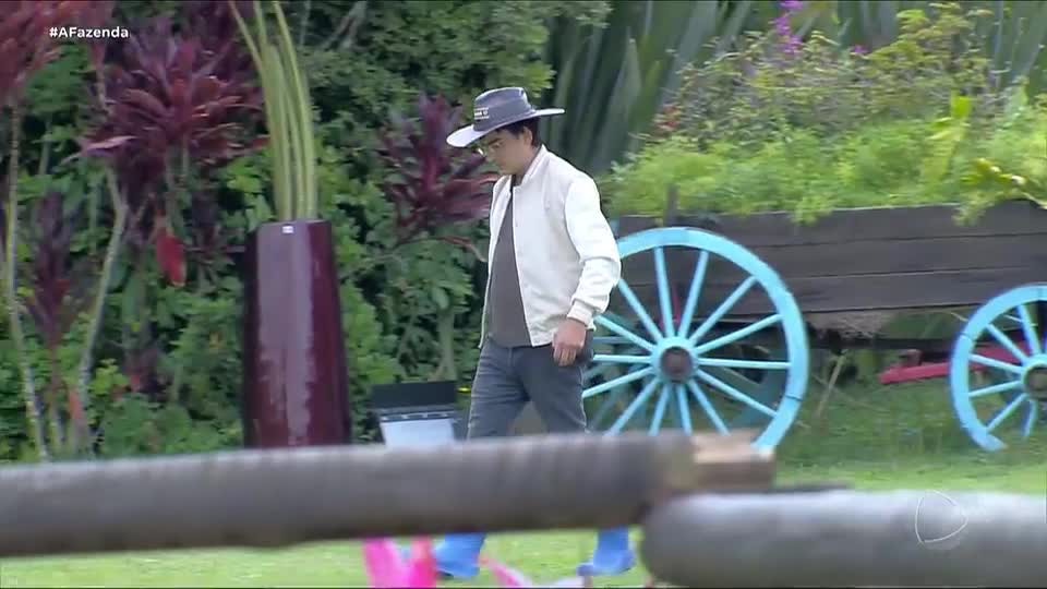 Após eliminação de Tàmires, Dudu passa o trato das aves para Toninho | A Fazenda 17