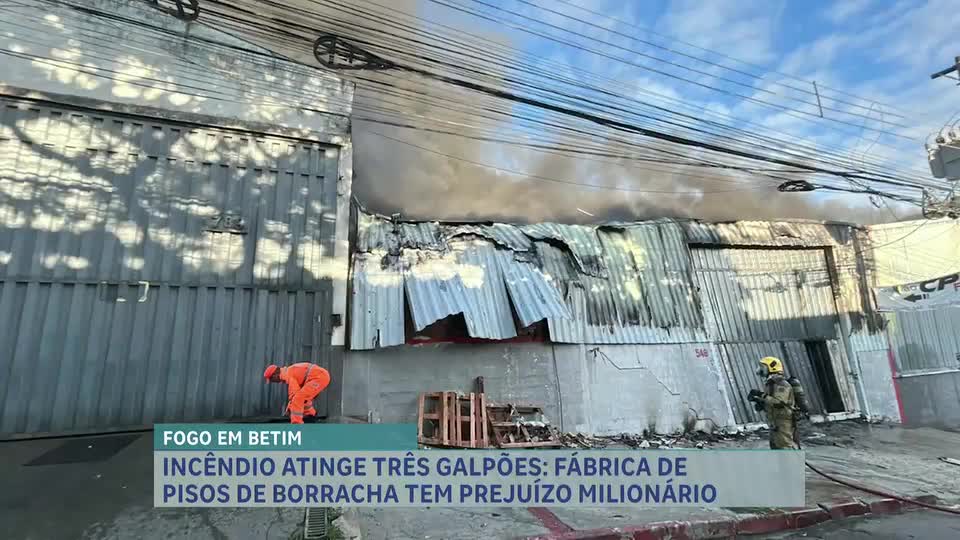 Incêndio atinge galpão em Betim (MG): prejuízo é milionário