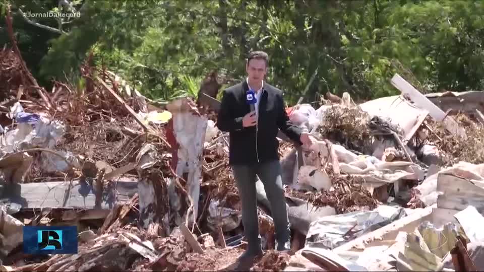 Moradores reerguem Rio Bonito do Iguaçu um mês após tornado devastar a cidade paranaense