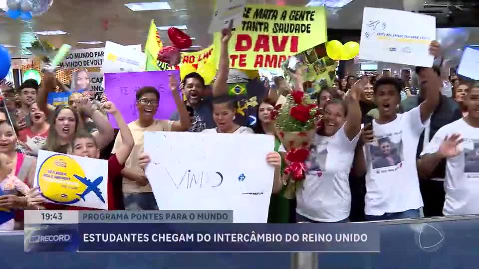 Após três meses, mais de 100 alunos voltam de intercâmbio no Reino Unido
