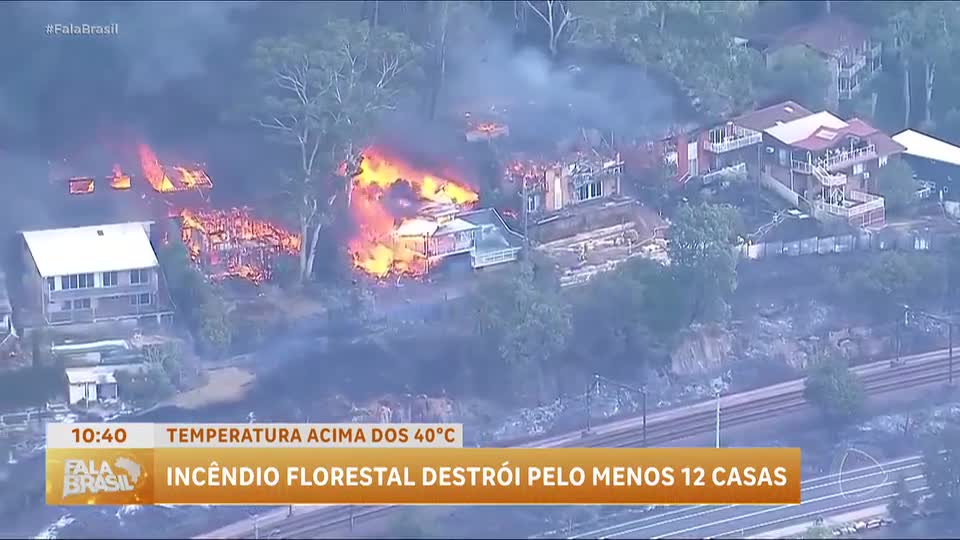 Incêndio florestal destrói 12 casas em Sydney, na Austrália