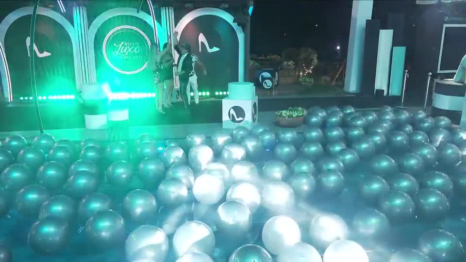 Casais remanescentes comemoram permanência no jogo | A Fazenda 17