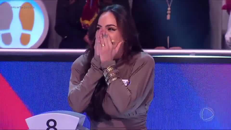 Nervosa, Raphaela Santos erra logo na primeira pergunta e cai no buraco