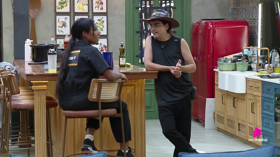 Carol ensina palavras em espanhol para Dudu | A Fazenda 17